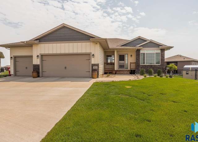 Property at 2604 S Ronell Cir, Sioux Falls, SD 57106, 5 beds, 3 baths