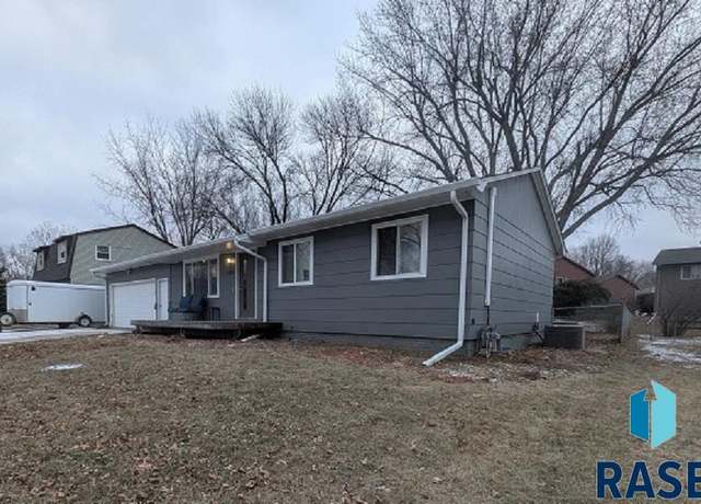 Property at 2200 S Grandview Ave, Sioux Falls, SD 57103, 3 beds, 2 baths