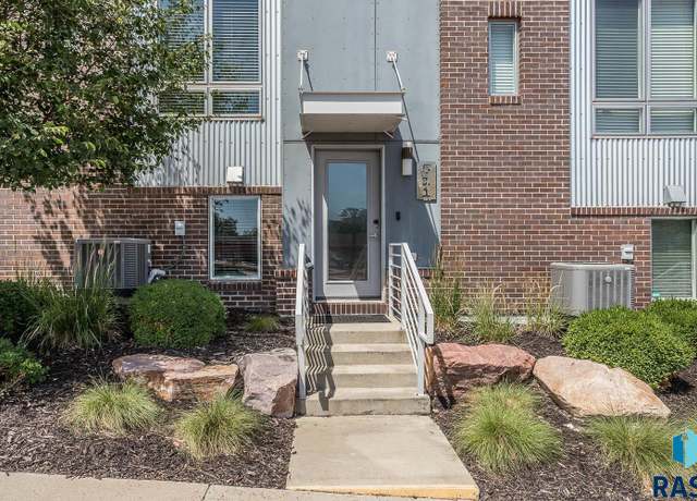 Property at 511 S 2nd Ave, Sioux Falls, SD 57104, 2 beds, 2.5 baths
