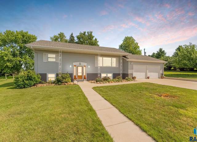 Property at 924 Dows St, Garretson, SD 57030, 3 beds, 2 baths