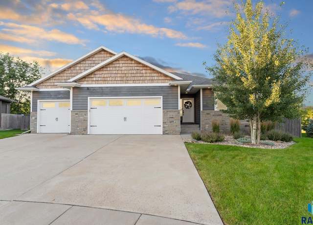 Property at 2240 E Stone Pointe Cir, Sioux Falls, SD 57108, 5 beds, 3.5 baths