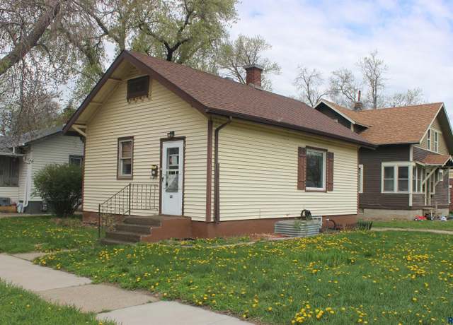 Property at 121 NE 5th Ave, Aberdeen, SD 57401, 2 beds, 1.5 baths