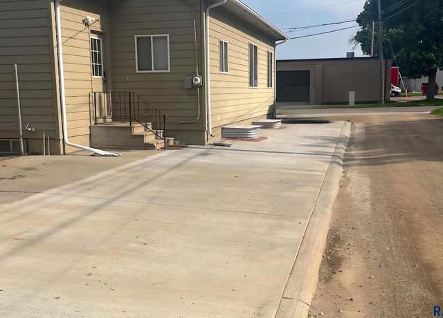 Property at 610 W 31st St, Sioux Falls, SD 57105, 4 beds, 1 bath