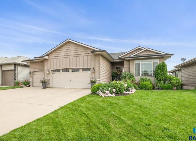 Property at 8216 W 51st St, Sioux Falls, SD 57106, 5 beds, 3 baths