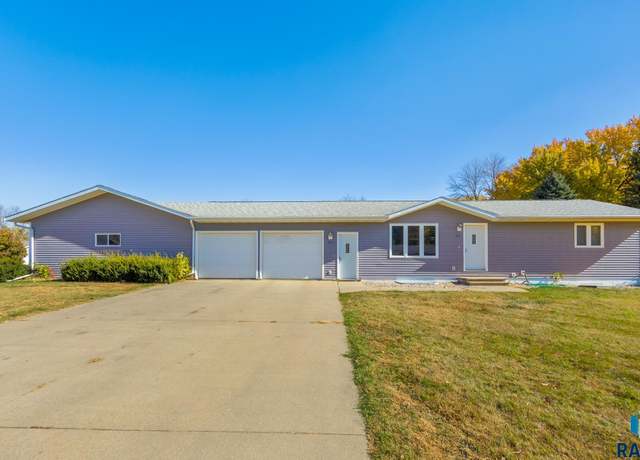 Property at 552 6th Ave NW, Sioux Center, IA 51250, 4 beds, 2 baths
