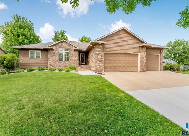 Property at 7608 W Lancaster St, Sioux Falls, SD 57106, 5 beds, 3 baths