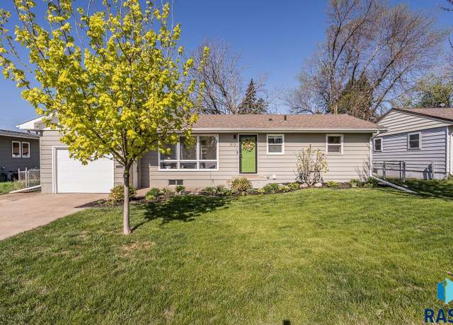 Property at 3113 S Jefferson Ave, Sioux Falls, SD 57105, 5 beds, 2 baths