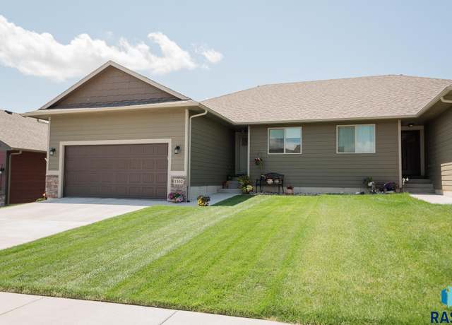 Property at 1102 N Brennan Ct, Sioux Falls, SD 57110-8577, 4 beds, 3 baths