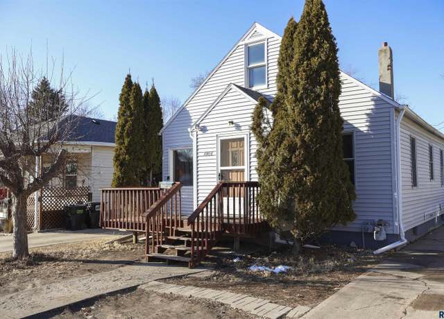 Property at 1704 W 10th St, Sioux Falls, SD 57104, 3 beds, 2 baths