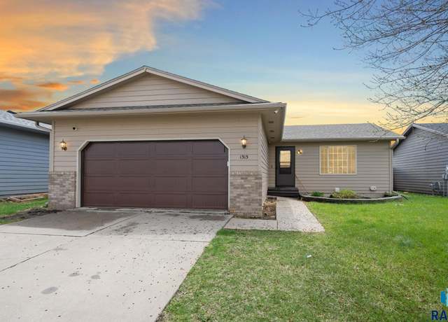 Property at 1313 E 71st St N, Sioux Falls, SD 57104, 4 beds, 2 baths