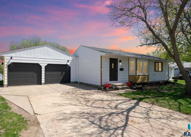 Property at 5404 W Deer Creek Dr, Sioux Falls, SD 57106, 4 beds, 2 baths