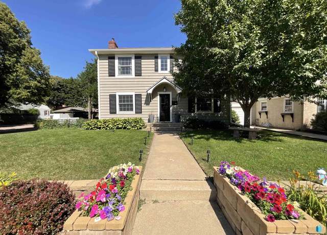 Property at 2100 Center Ave, Sioux Falls, SD 57105, 3 beds, 2 baths
