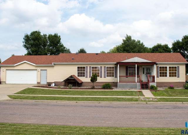 Property at 2500 N Lyme Grass Ave, Sioux Falls, SD 57107, 5 beds, 3 baths