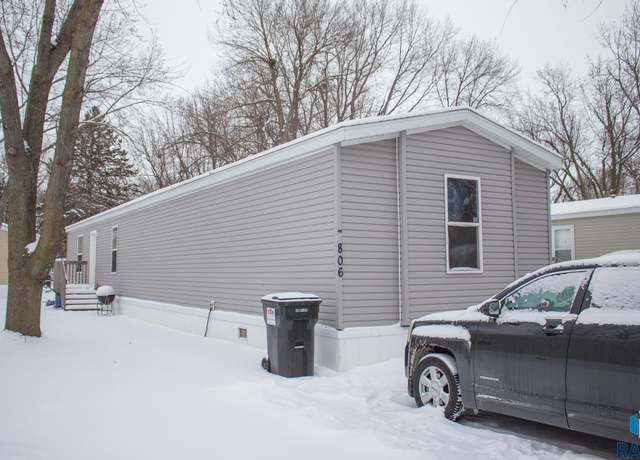 Property at 806 S Ruth Pl, Sioux Falls, SD 57106, 3 beds, 2 baths