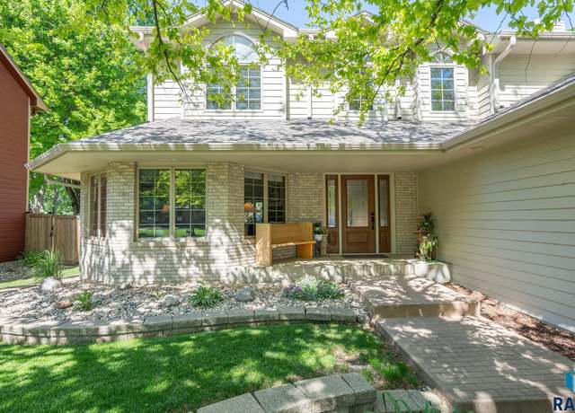 Property at 2401 S Roosevelt Cir, Sioux Falls, SD 57106, 5 beds, 3.5 baths
