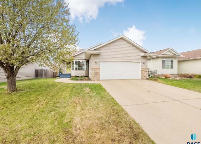 Property at 7320 W 52nd St, Sioux Falls, SD 57106, 3 beds, 2 baths