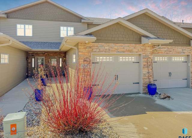 Property at 5007 Sunset Blvd, Madison, SD 57042, 2 beds, 2 baths