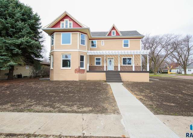 Property at 111 N 6th St, Beresford, SD 57004, 5 beds, 3 baths