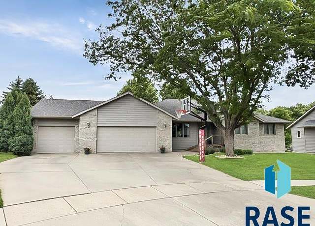 Property at 1804 S Strabane Cir, Sioux Falls, SD 57106, 5 beds, 3.5 baths