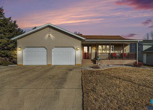 Property at 1048 N Washington Ave, Madison, SD 57042, 4 beds, 2 baths