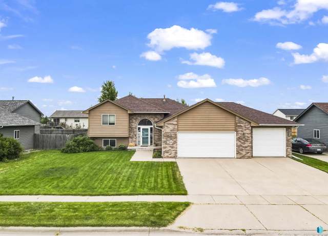 Property at 7208 W 66th St, Sioux Falls, SD 57106-8838, 4 beds, 2 baths