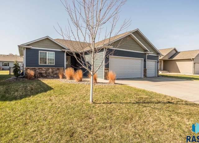 Property at 3313 E Brewster St, Sioux Falls, SD 57108, 4 beds, 3 baths