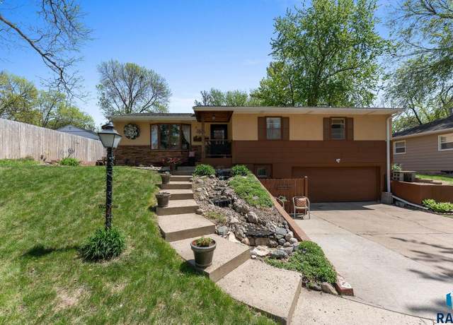 Property at 1904 S Garfield Ave, Sioux Falls, SD 57105, 3 beds, 2 baths