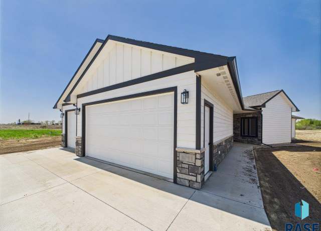 Property at 1011 Tortuga Ave, Hartford, SD 57033, 3 beds, 2 baths
