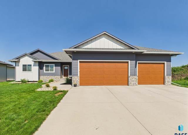 Property at 905 N Juniper St, Lennox, SD 57039, 3 beds, 2.5 baths