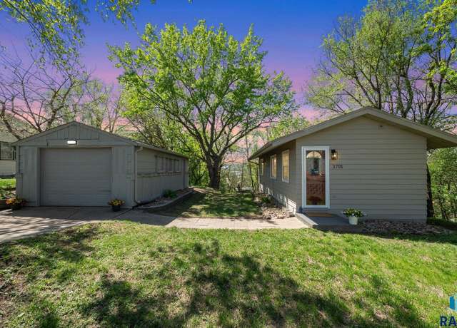Property at 1701 N Wayland Ave, Sioux Falls, SD 57103, 1 bed, 1.5 baths