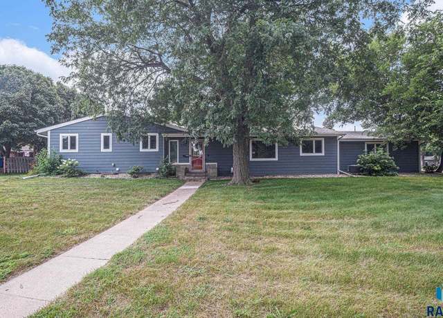 Property at 2501 S Carter Pl, Sioux Falls, SD 57105, 5 beds, 3 baths