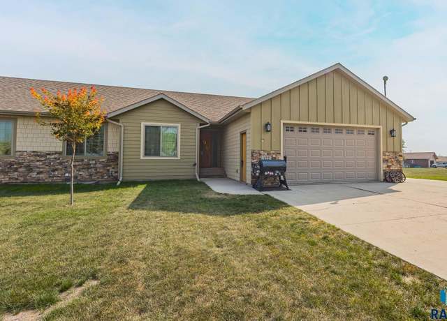 Property at 122 Lake Ridge Dr, Wentworth, SD 57075, 5 beds, 3 baths