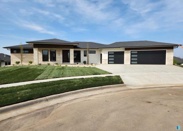 Property at 7308 E Agate Cir, Sioux Falls, SD 57110, 5 beds, 4.5 baths