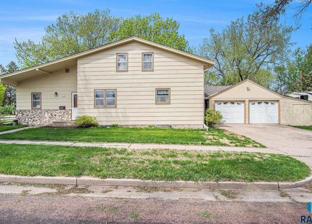 Property at 901 Clark Ave, Dell Rapids, SD 57022, 4 beds, 3 baths
