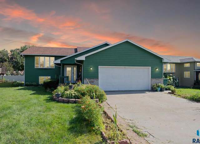Property at 4721 E 3rd St, Sioux Falls, SD 57110, 4 beds, 3 baths