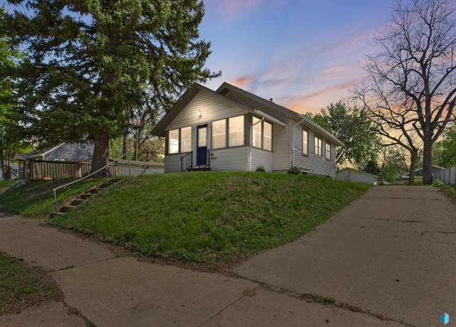 Property at 2008 S Norton Ave, Sioux Falls, SD 57105, 3 beds, 2 baths