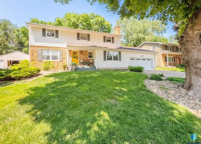 Property at 2709 S Elmwood Ave, Sioux Falls, SD 57105, 4 beds, 3.5 baths