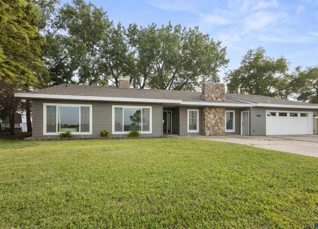 Property at 186 N Lake Dr, Watertown, SD 57201, 3 beds, 2.5 baths