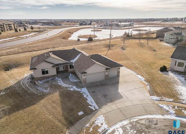 Property at 4424 E Steeple Cir, Sioux Falls, SD 57103, 4 beds, 3 baths