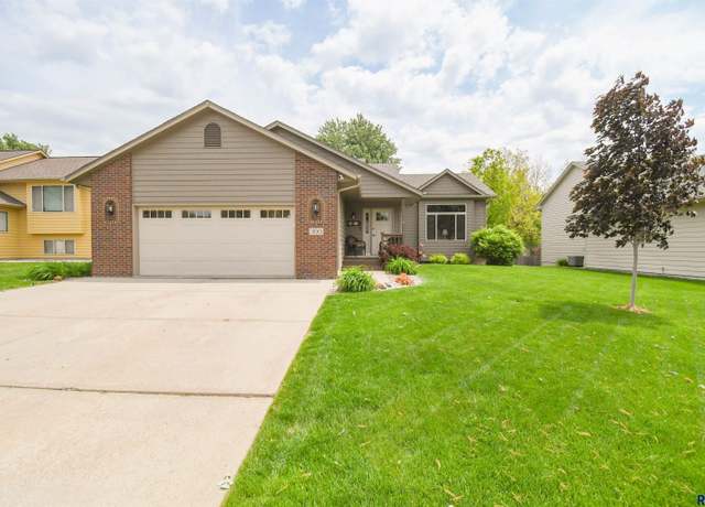 Property at 300 N Marquette Ave, Sioux Falls, SD 57110, 4 beds, 3 baths