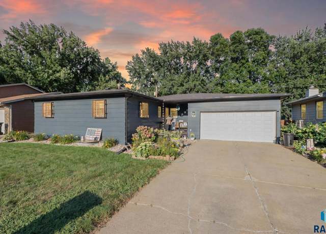 Property at 920 S Grandview Ave, Sioux Falls, SD 57103, 5 beds, 2.5 baths