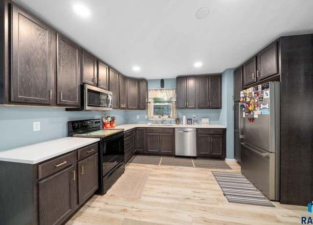 Property at 920 S Grandview Ave, Sioux Falls, SD 57103, 5 beds, 2.5 baths