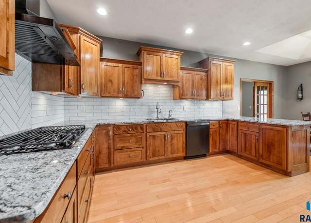 Property at 3056 S Coral Ct, Sioux Falls, SD 57103, 5 beds, 3 baths