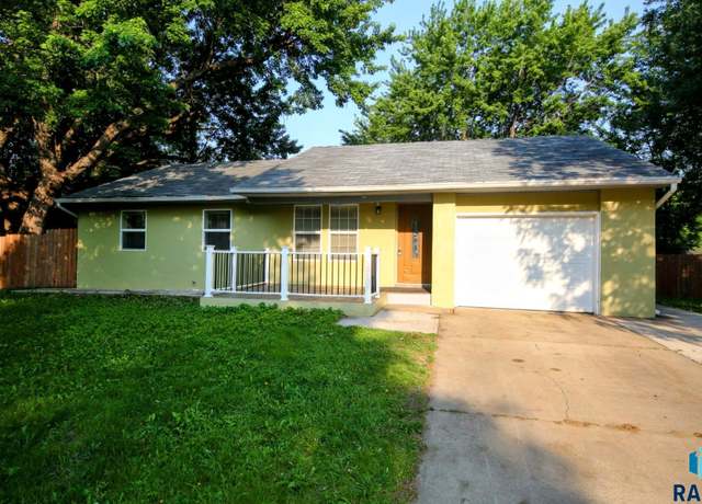 Property at 3601 S Holbrook Ave, Sioux Falls, SD 57106, 4 beds, 2.5 baths