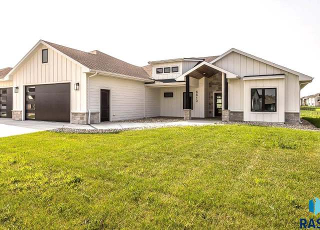 Property at 6613 E Corsair Dr, Sioux Falls, SD 57110, 3 beds, 2.5 baths