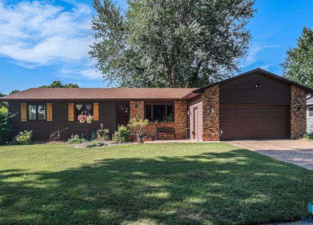 Property at 5813 W 32nd St, Sioux Falls, SD 57106, 4 beds, 3 baths