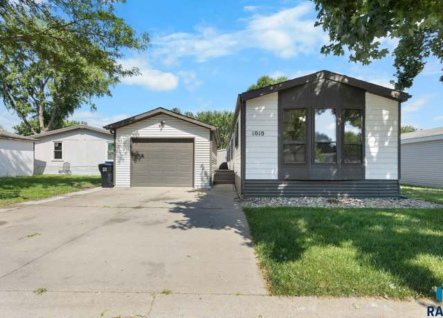 Property at 1010 S Ruby Pl, Sioux Falls, SD 57106, 3 beds, 2 baths