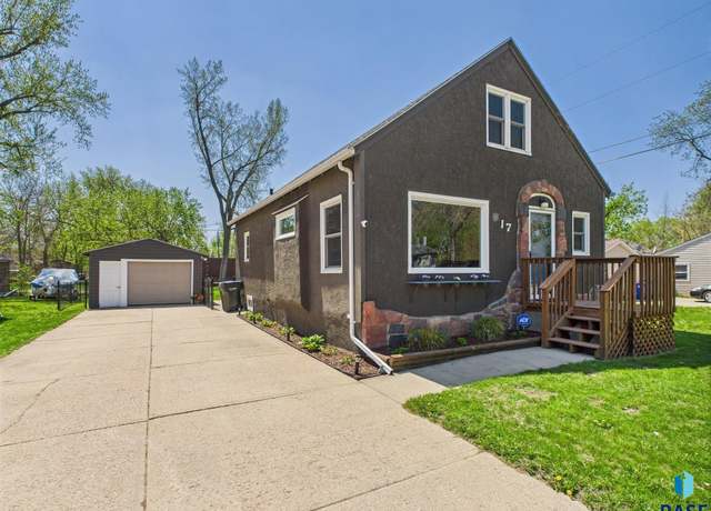 Property at 817 E Hermosa Dr, Sioux Falls, SD 57104, 3 beds, 2 baths