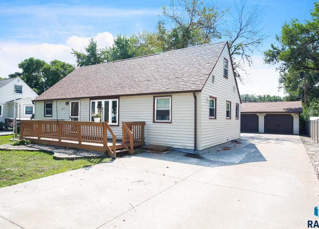 Property at 5613 W 15th St, Sioux Falls, SD 57106, 5 beds, 2.5 baths