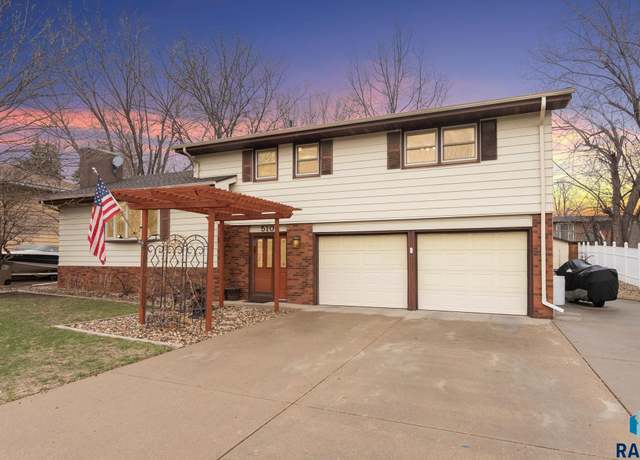 Property at 5104 W St James Dr, Sioux Falls, SD 57106, 4 beds, 2.5 baths